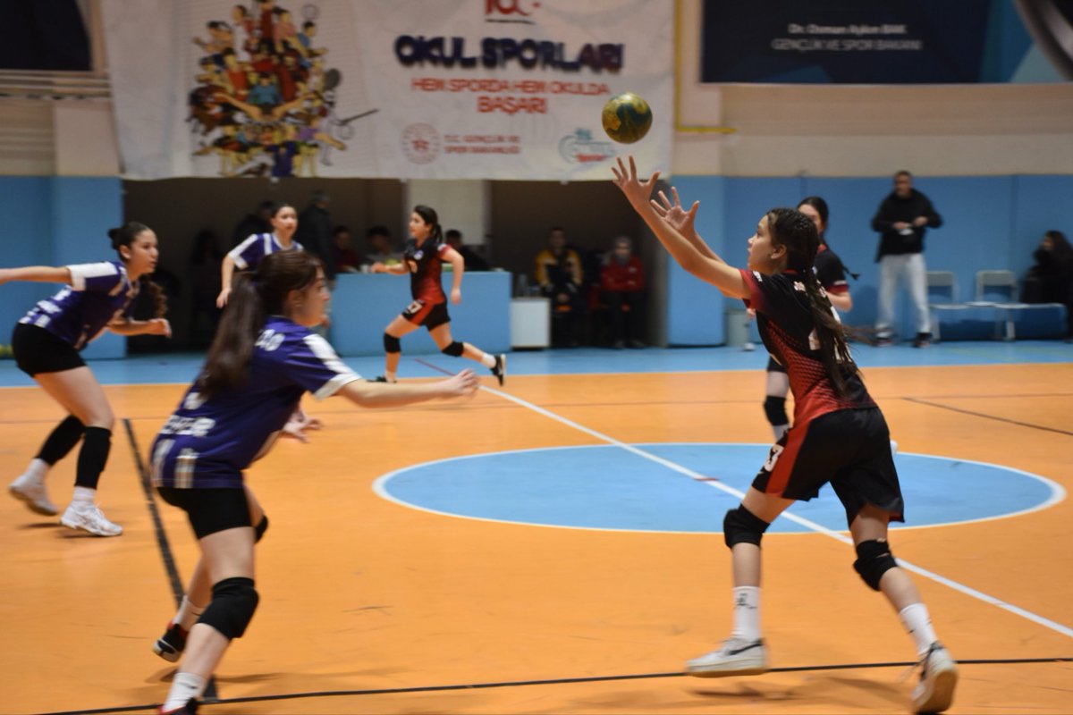 Afyonkarahisar'da Okul Sporları Hentbol Yıldızlar Grup Müsabakaları Başladı