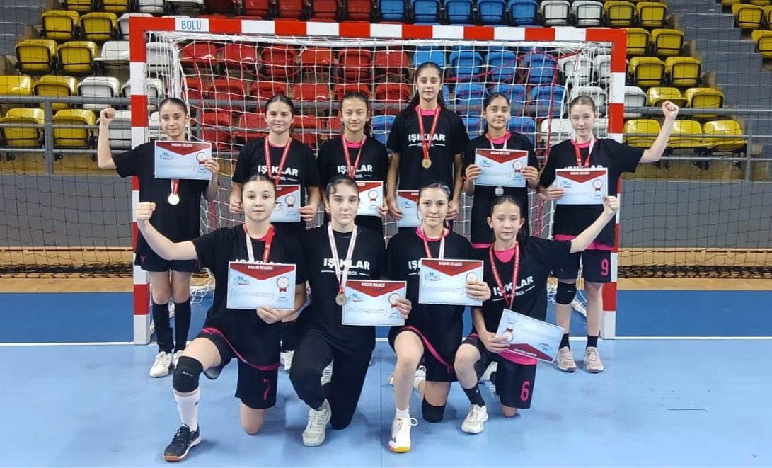 Işıklar Şeker Ortaokulu Yıldız Kızlar Hentbol Takımı Türkiye Finallerine Namağlup Ulaştı