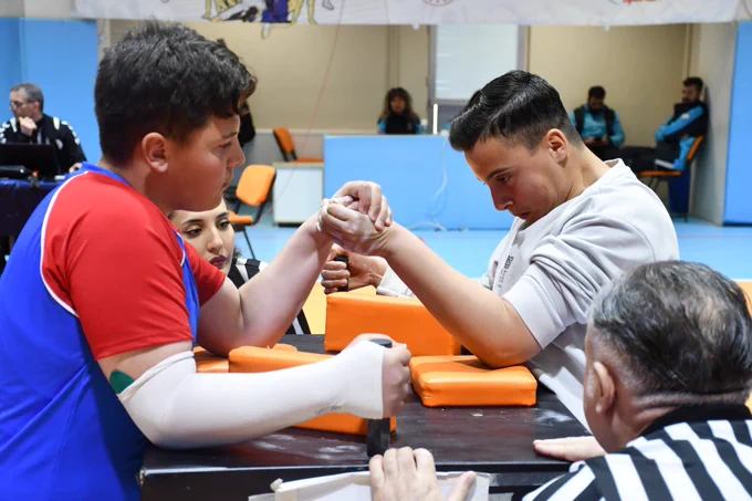 Afyonkarahisar'da Gençler Bilek Güreşinde Şampiyonlar Belli Oldu