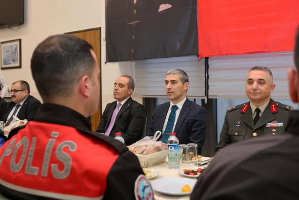 Afyonkarahisar Valisi Emniyet Personeli ve Basınla İftarda Buluştu, Engelli Vatandaşa Sürpriz Doğum Günü Kutlaması