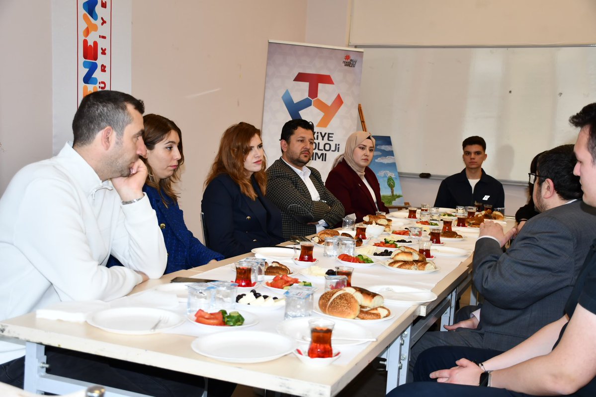 Afyonkarahisar'da Genç Teknoloji Üreticileriyle Buluşma: Deneyap Atölyesi Ziyareti
