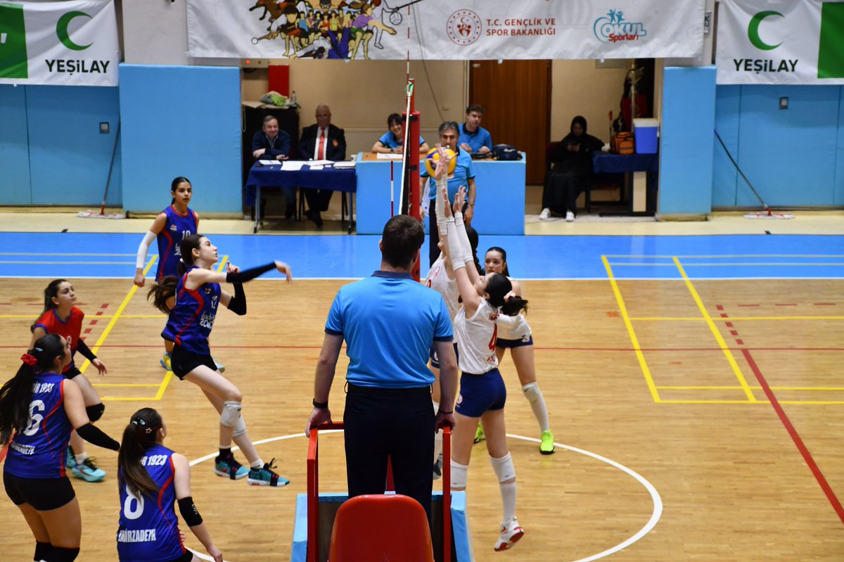 Afyon'da Küçük Kızlar Voleybol Turnuvası Başladı