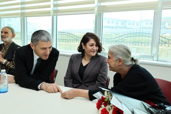 Vali Aktaş ve Eşi Emirdağ'da Yaşlı Bakım Merkezini Ziyaret Etti