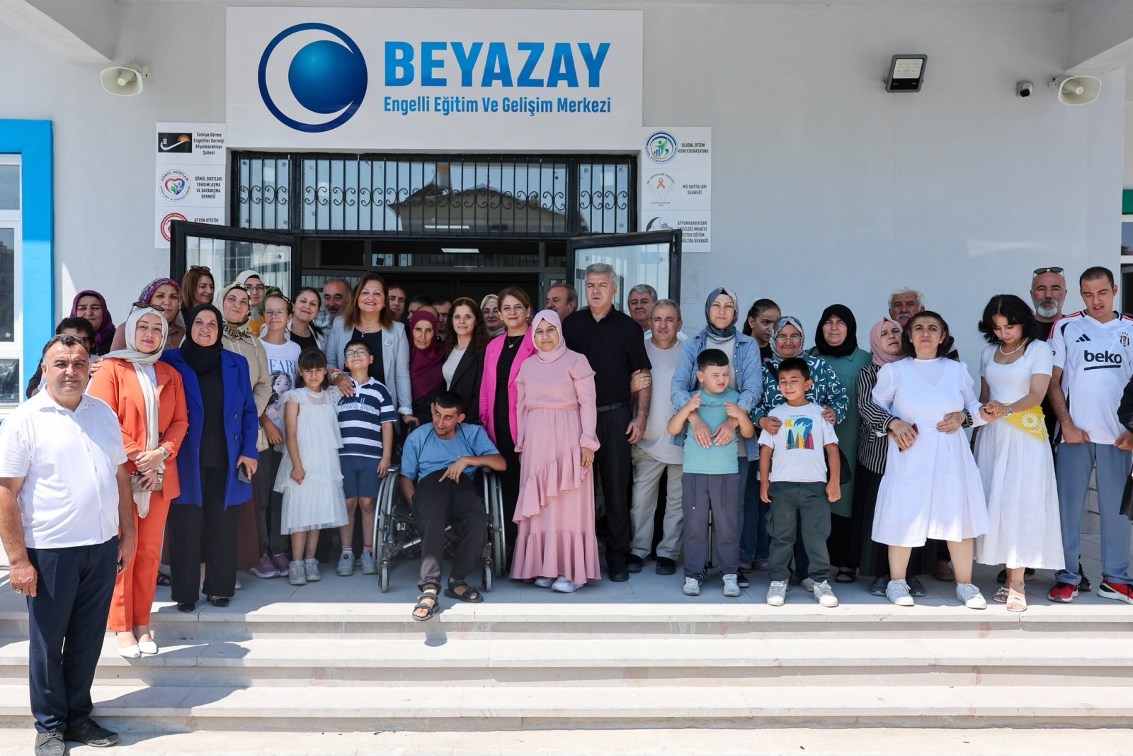 BAŞKAN BURCU KÖKSAL OTİZMLİ BİREYLER VE AİLELERİYLE BULUŞTU